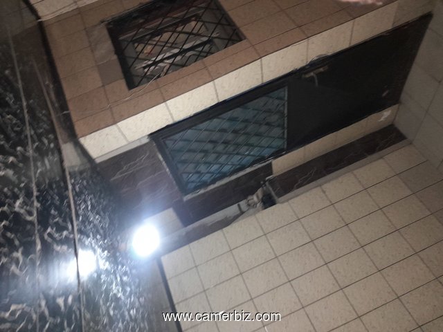 Maison a vendre a côté du goudron akwa nord de l'axe principale  - 35920