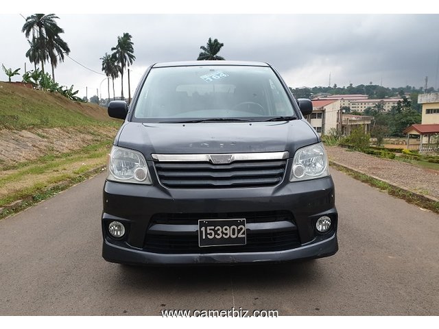 Super Belle 2005 Toyota NOAH Full Option avec 9 Places a vendre - 4548