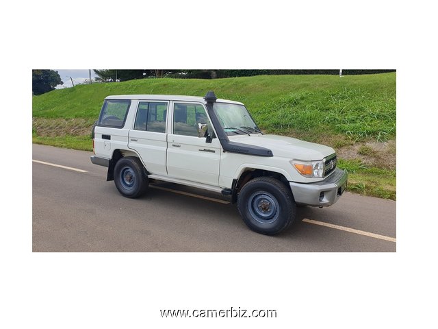 Belle 2012 TOYOTA LAND CRUISER Full Option avec 10 places et 4WD à vendre - 6047