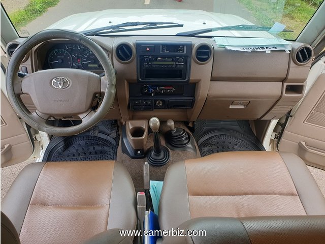 Belle 2012 TOYOTA LAND CRUISER Full Option avec 10 places et 4WD à vendre - 6047