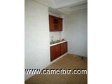 APPARTEMENT MODERNE A LOUER A NSIMEYONG 2-Chambres, salon, Cuisine, 2-Douches dans la barrière avec  - 6185