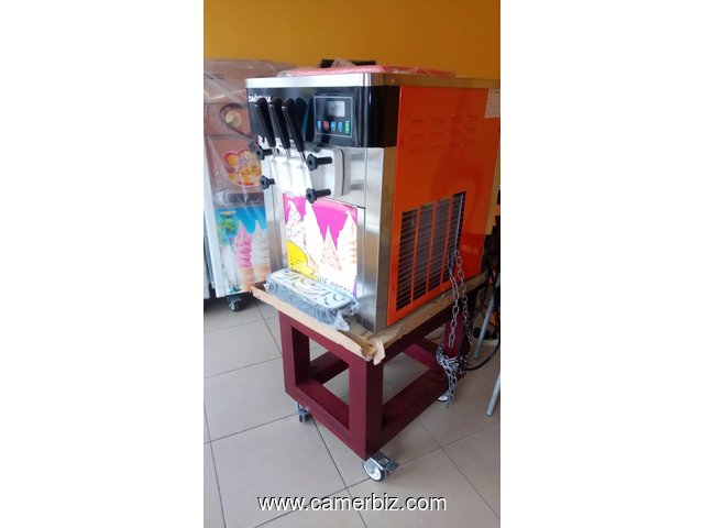 GRAND ARRIVAGE DES MACHINES A GLACES NEUVES - 9082
